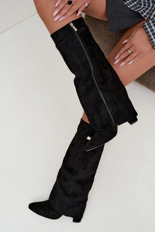 Botas altas femininas acolchoadas com cano costurado e saltos pretos Salia