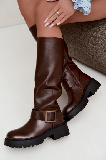 Botas femininas isoladas acima do joelho com fivelas na cor marrom Glena