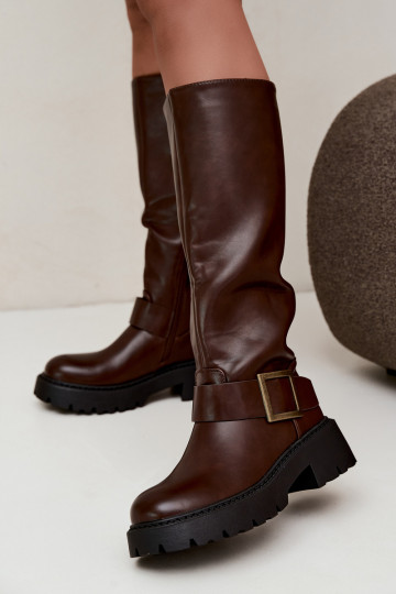 Botas femininas isoladas acima do joelho com fivelas na cor marrom Glena 2