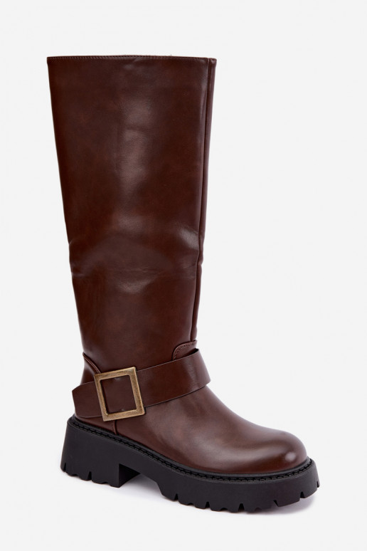Botas femininas isoladas acima do joelho com fivelas na cor marrom Glena