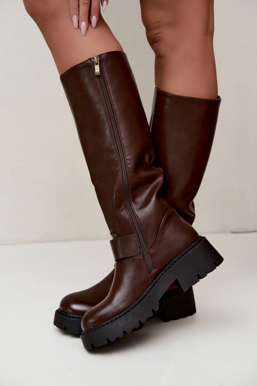 Botas femininas isoladas acima do joelho com fivelas na cor marrom Glena