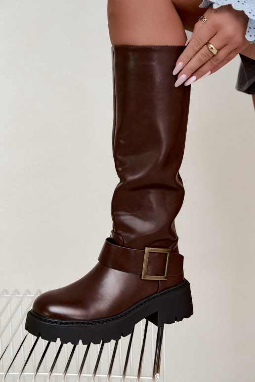 Botas femininas isoladas acima do joelho com fivelas na cor marrom Glena