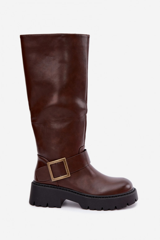 Botas femininas isoladas acima do joelho com fivelas na cor marrom Glena