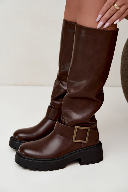 Botas femininas isoladas acima do joelho com fivelas na cor marrom Glena