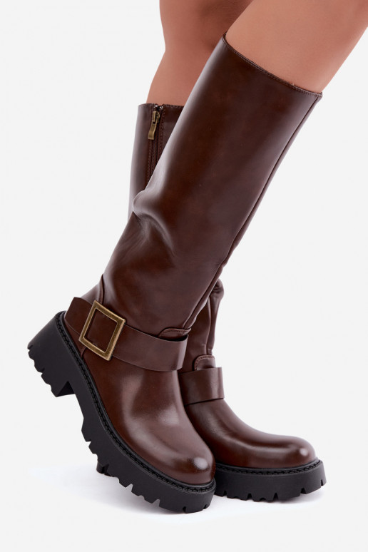 Botas femininas isoladas acima do joelho com fivelas na cor marrom Glena