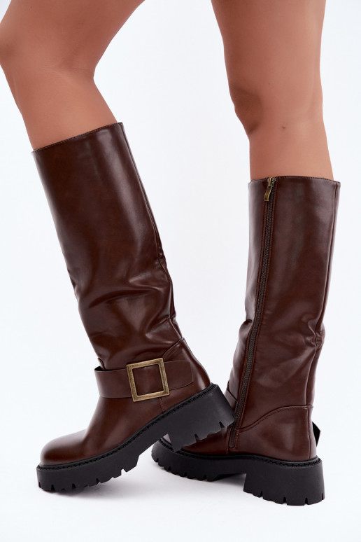 Botas femininas isoladas acima do joelho com fivelas na cor marrom Glena