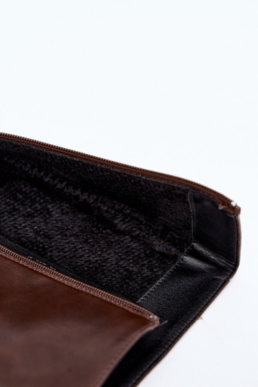 Botas femininas isoladas acima do joelho com fivelas na cor marrom Glena