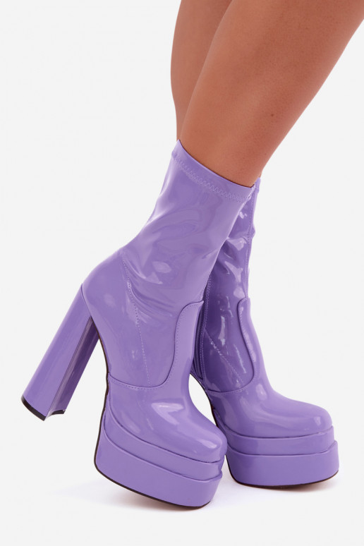 Botins envernizados com plataforma na cor violeta Lotisha