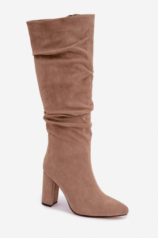 Botas femininas isoladas acima do joelho com salto e babados na cor areia Imelia