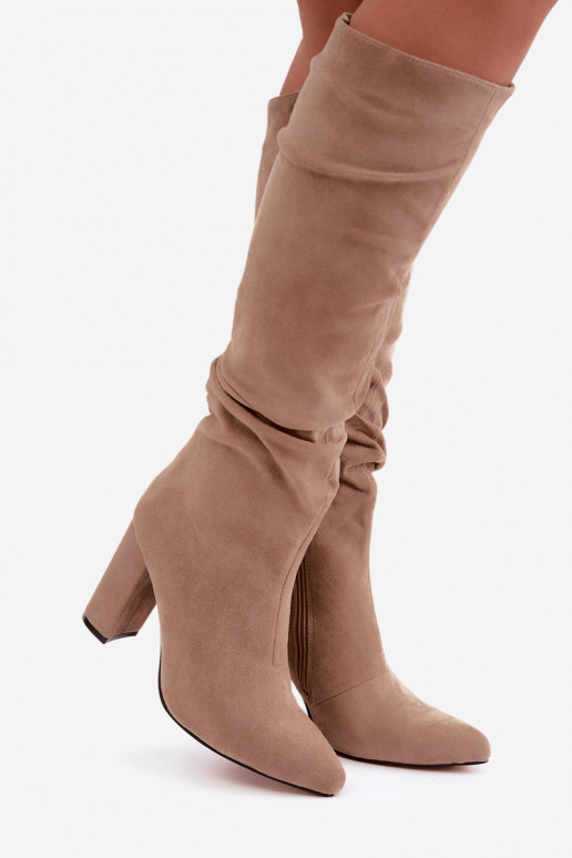 Botas femininas isoladas acima do joelho com salto e babados na cor areia Imelia