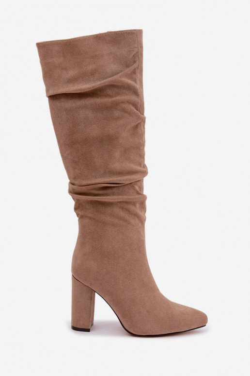 Botas femininas isoladas acima do joelho com salto e babados na cor areia Imelia
