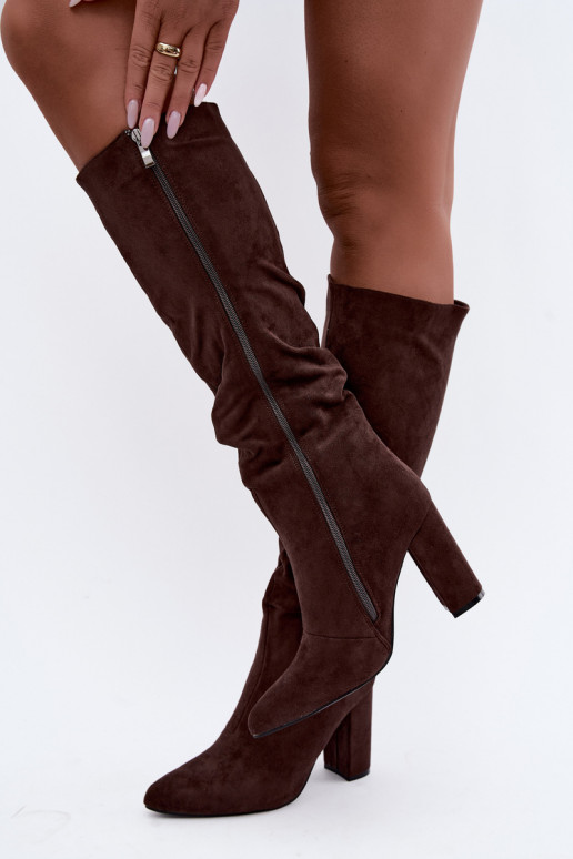 Botas femininas isoladas acima do joelho com salto e babados na cor marrom Imelia
