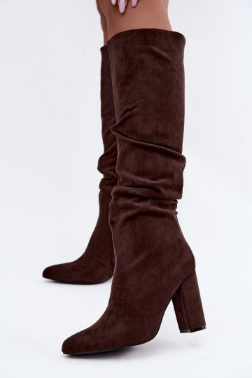 Botas femininas isoladas acima do joelho com salto e babados na cor marrom Imelia 2
