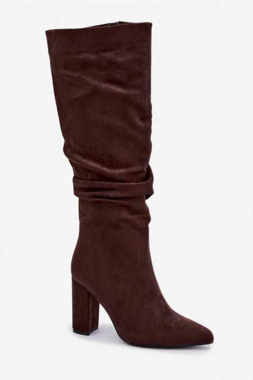 Botas femininas isoladas acima do joelho com salto e babados na cor marrom Imelia
