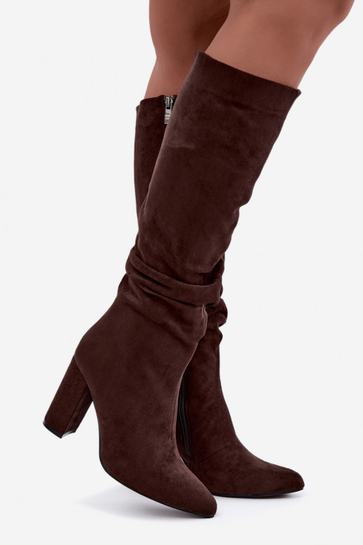 Botas femininas isoladas acima do joelho com salto e babados na cor marrom Imelia