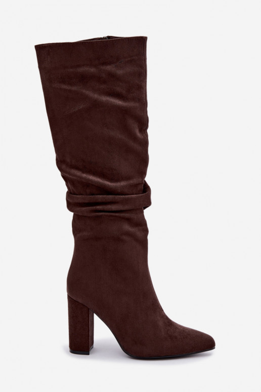 Botas femininas isoladas acima do joelho com salto e babados na cor marrom Imelia