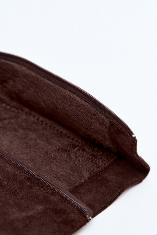 Botas femininas isoladas acima do joelho com salto e babados na cor marrom Imelia