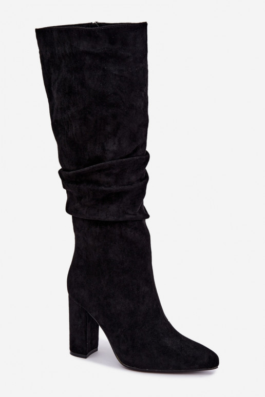 Botas femininas isoladas acima do joelho com salto e babados na cor preta Imelia