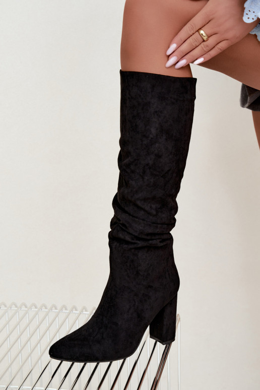 Botas femininas isoladas acima do joelho com salto e babados na cor preta Imelia