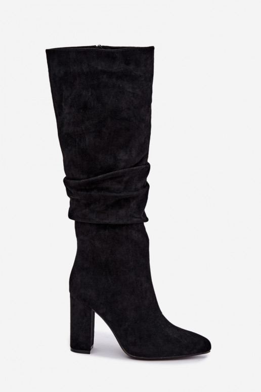 Botas femininas isoladas acima do joelho com salto e babados na cor preta Imelia