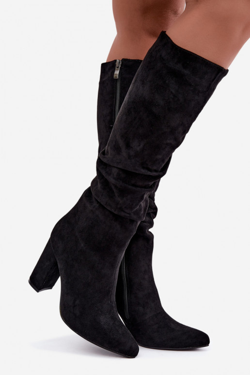 Botas femininas isoladas acima do joelho com salto e babados na cor preta Imelia