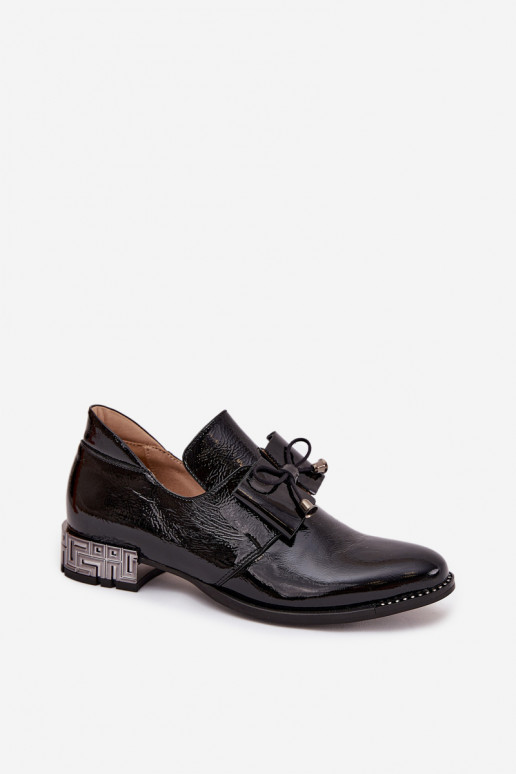 Sapatos pretos envernizados com salto baixo e laços Zazoo 1399