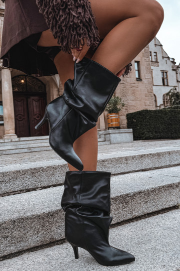 Botins slouchy com salto em preto Gelra
