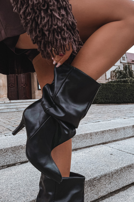 Botins slouchy com salto em preto Gelra