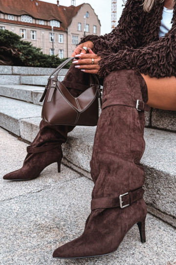 Botas de salto acima do joelho com tiras e fivelas na cor chocolate Tai turibel