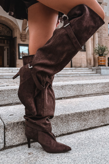Botas de salto acima do joelho com tiras e fivelas na cor chocolate Tai turibel 2
