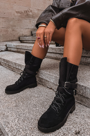 botas de trabalho acolchoadas de tornozelo com fivelas na cor preta Patsy