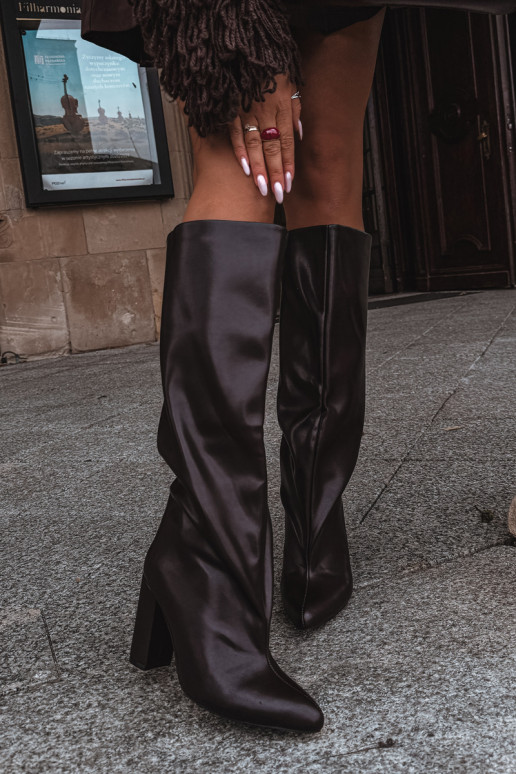 botas altas femininas slip-on com saltos em CzekoladoĮe Emeline