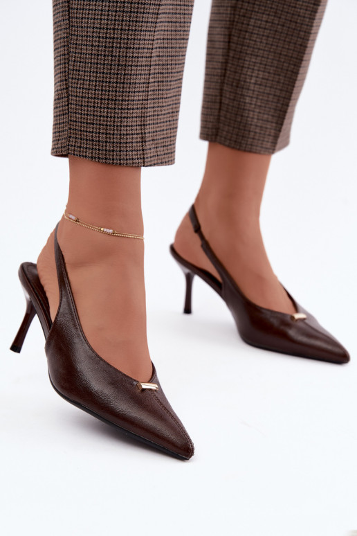 Sapatos de salto altos cor chocolate Inessae com detalhes decorativos