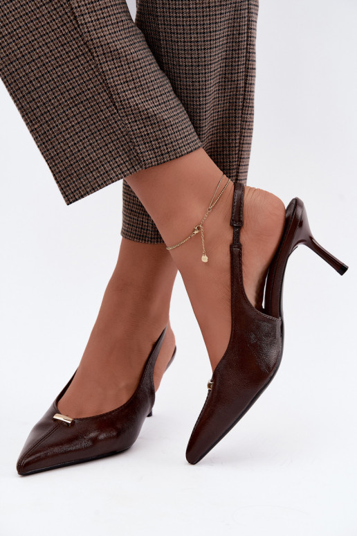 Sapatos de salto altos cor chocolate Inessae com detalhes decorativos