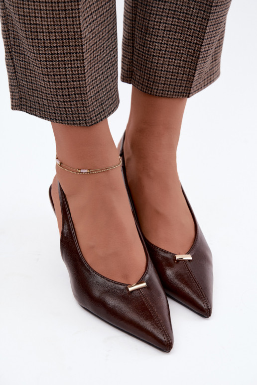 Sapatos de salto altos cor chocolate Inessae com detalhes decorativos
