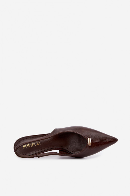 Sapatos de salto altos cor chocolate Inessae com detalhes decorativos