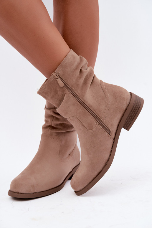 Botins quentes com babados e saltos largos, areia