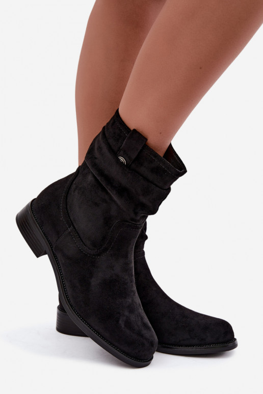 Botins quentes com babados e saltos largos, pretos