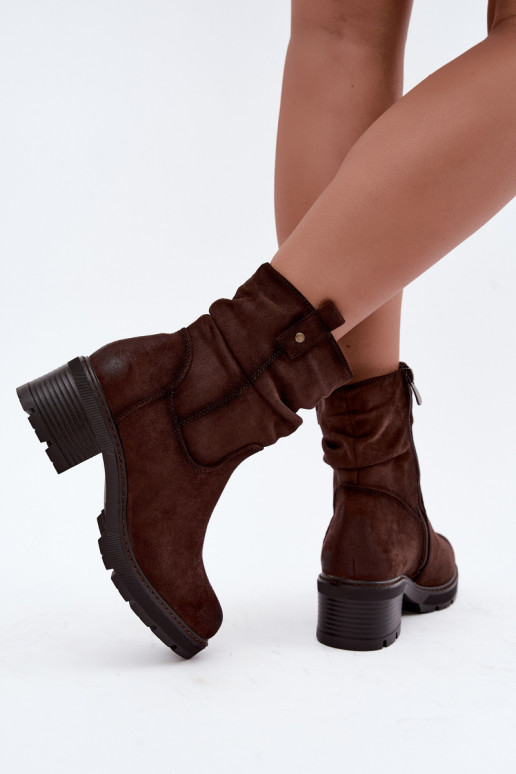 Botins femininos isolados com babados Klocke S.Barski HY62-8100 na cor chocolate