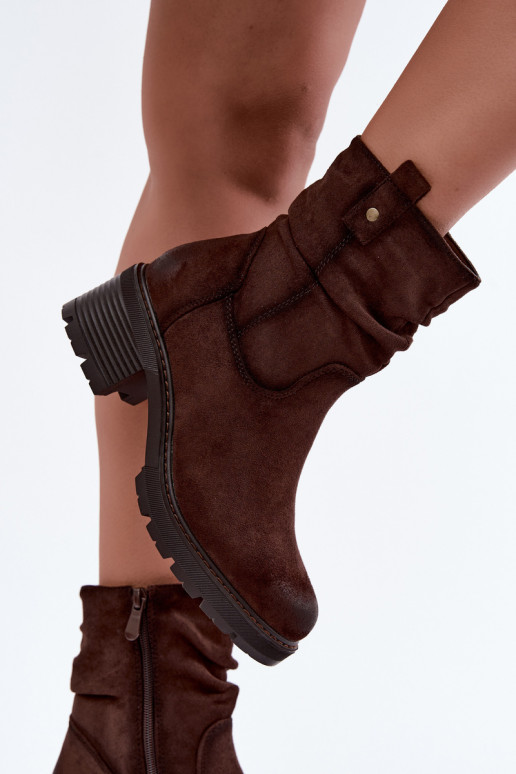 Botins femininos isolados com babados Klocke S.Barski HY62-8100 na cor chocolate