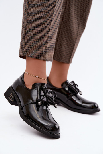 Sapatos de couro sintético laqueados com laços T.Sokolski AN J26-190 na cor preta 2
