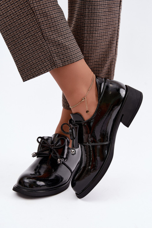 Sapatos de couro sintético laqueados com laços T.Sokolski AN J26-190 na cor preta