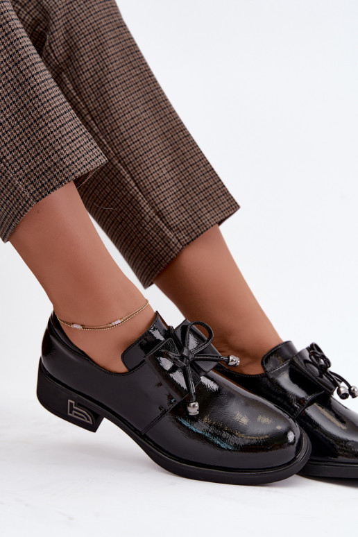 Sapatos de couro sintético laqueados com laços T.Sokolski AN J26-190 na cor preta