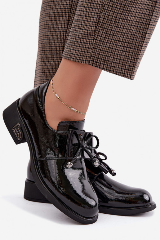 Sapatos de couro sintético laqueados com laços T.Sokolski AN J26-190 na cor preta