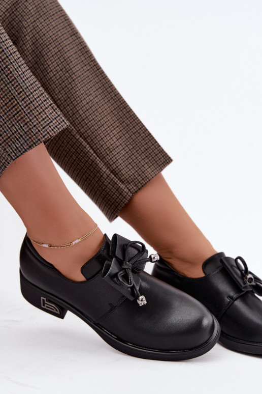 Sapatos de couro sintético com laços T.Sokolski AN J26-190 na cor preta