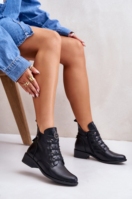 Botins baixos aquecidos com ornamentos na cor preta Nevalia