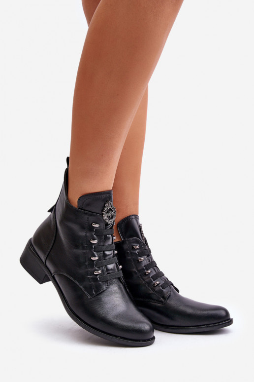 Botins baixos aquecidos com ornamentos na cor preta Nevalia