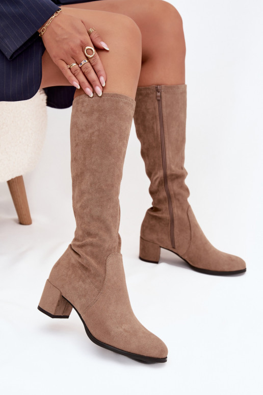 Botas clássicas até o joelho em camurça sintética na cor areia Sergio Leone KZ205