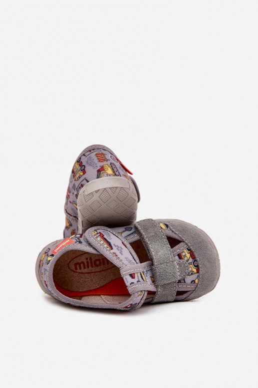Chinelos infantis Milami com fechos adesivos em cinza