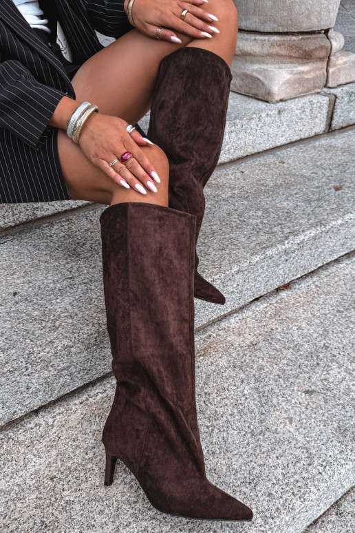 botas altas femininas slip-on com saltos em chocolate Favra